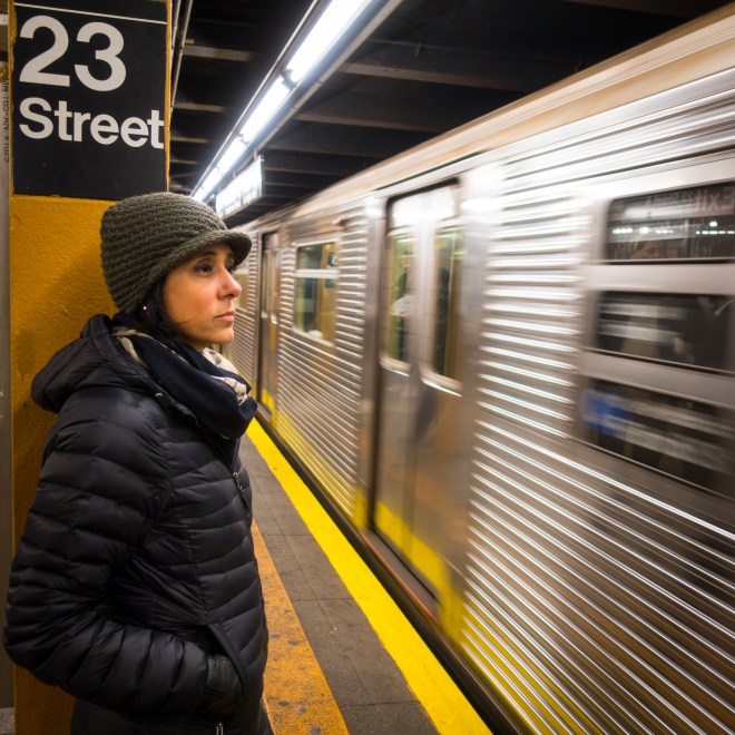 Adriana Bittar no metro de Nova York