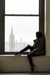 Adriana Bittar no Top of the Rock observando o Empire State